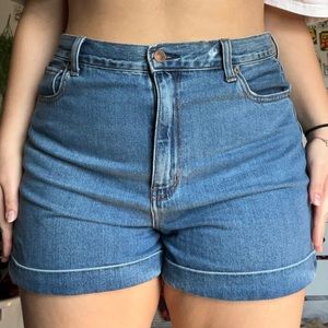 90s style american eagle shorts